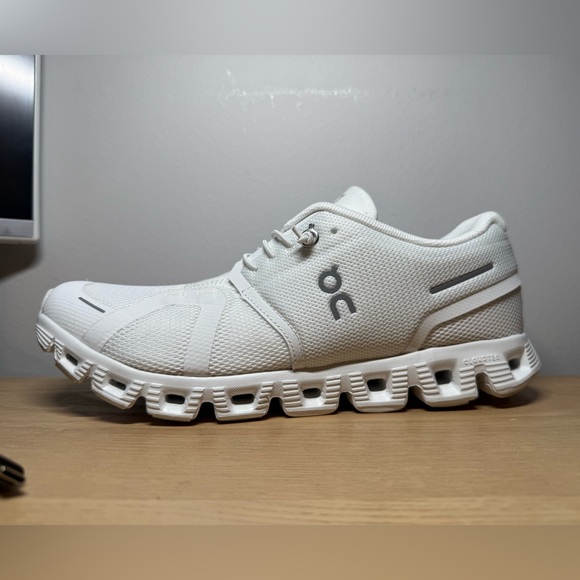 On Running White Sneakers Minimalist Design Everyday Wear - Picture 11 of 12